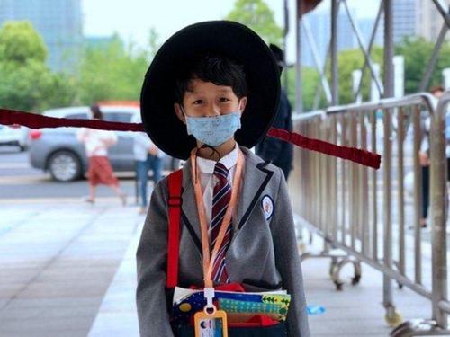杭州小学生戴一米帽上课