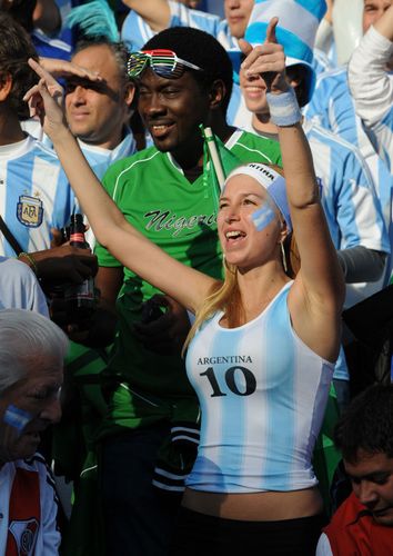 阿根廷女球迷看台脱球衣庆祝