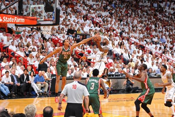 NBA季后赛:热火险胜雄鹿的相关图片